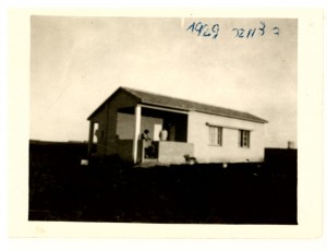 בית מתישבים טיפוסי - דצמבר 1929 - משפחת רוזנתלר רחוב 500 - הדקלים